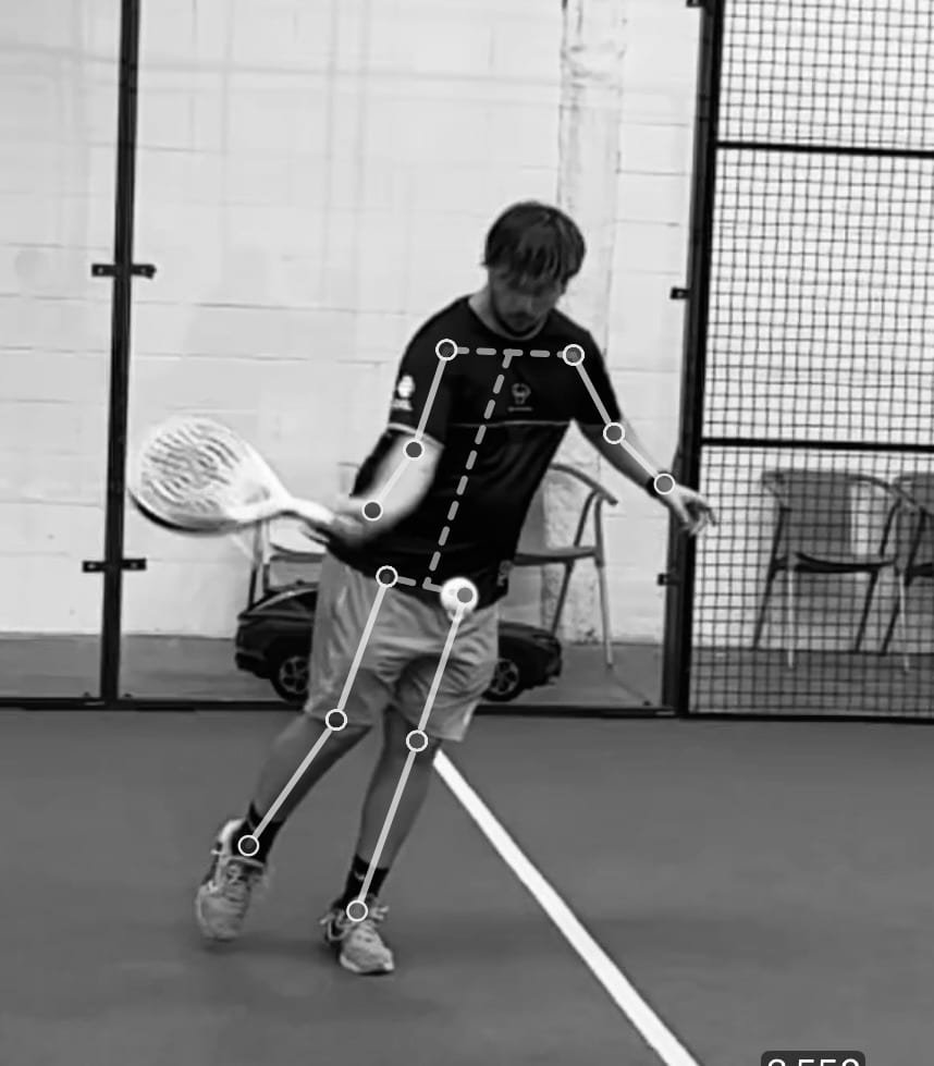 Jugador de pádel con los puntos del análisis biomecánico sobre el cuerpo