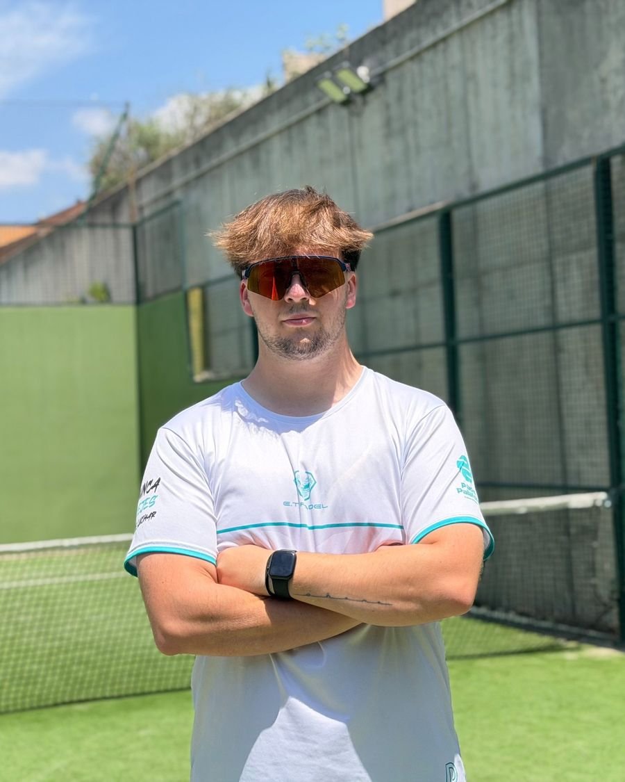 Pol Lozoya, fundador de PL Performance, en una pista de pádel